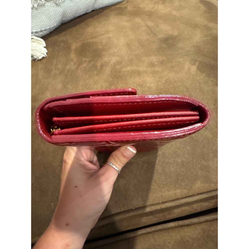 Louis Vuitton Monogram Vernis Sarah Wallet in Pomme D’Amour - Picture 10 of 10